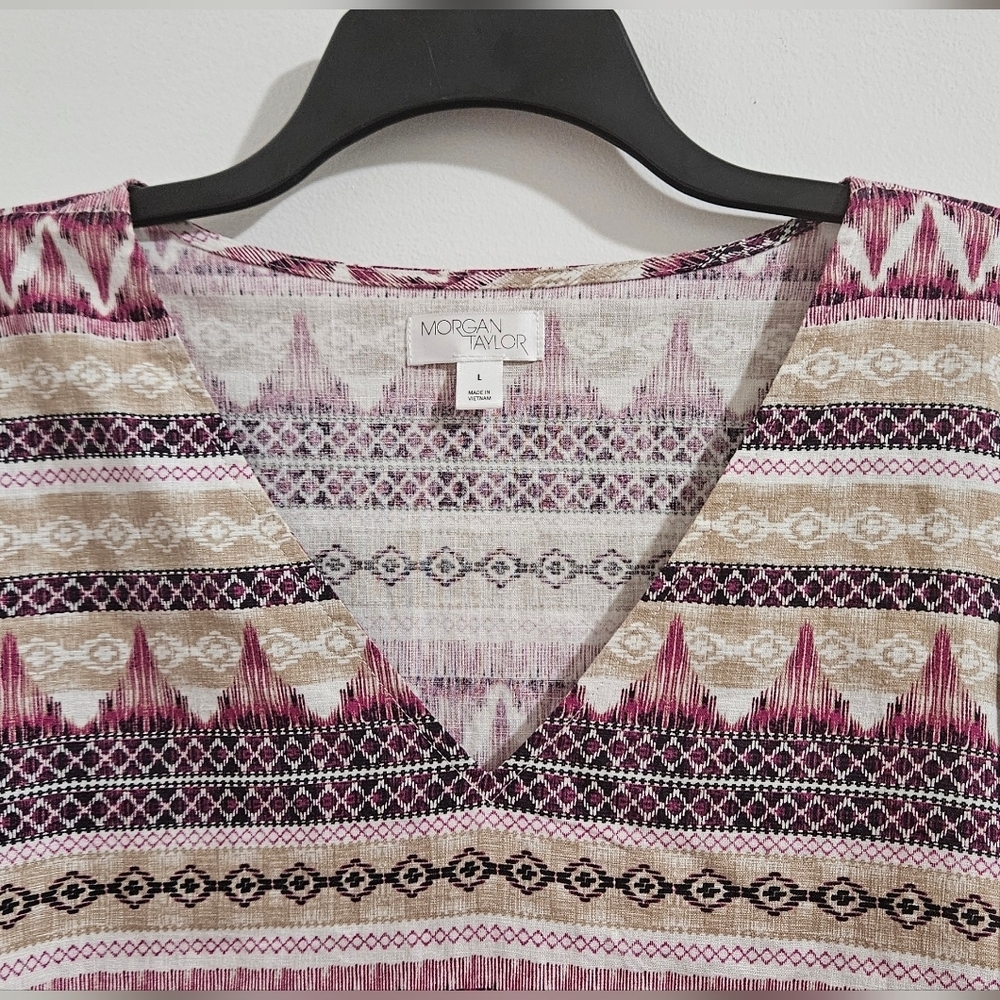 Morgan Taylor loose-fitting dress with a V-neckline and three-quarter sleeves. - Picture 3 of 7
